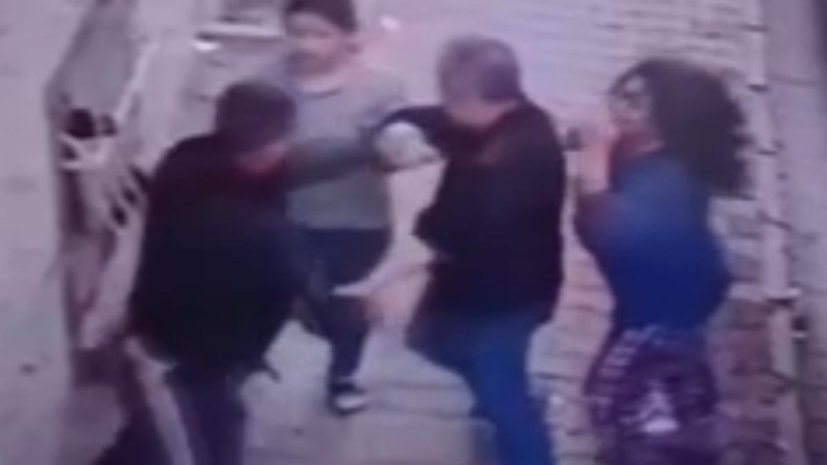 Esenyurt'ta sokakta oynayan çocuğun topunun komşu bayana çarpmasıyla başlayan tartışma