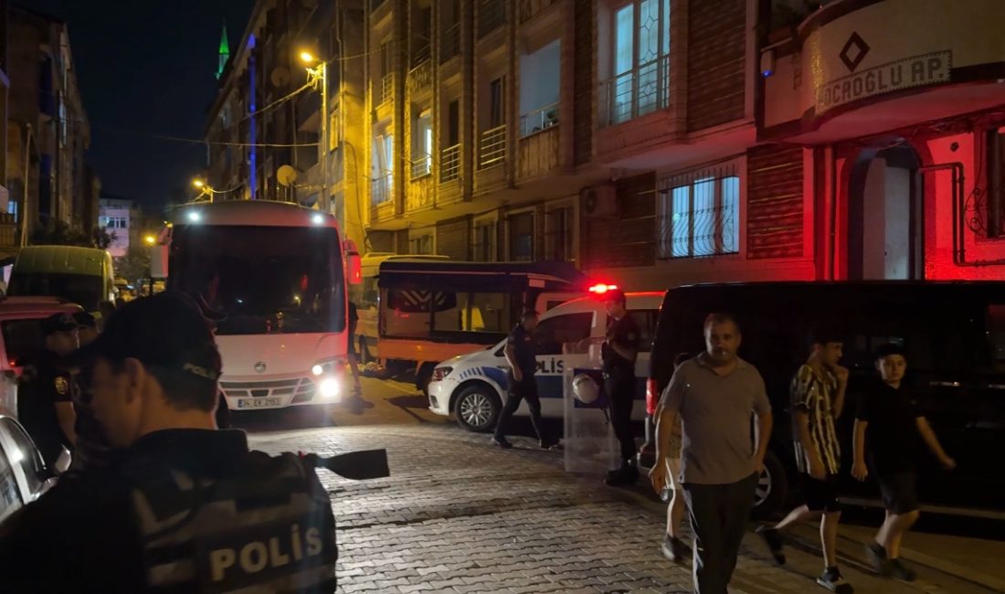 Esenyurt'ta çocukların hengamesine aileler dahil oldu. İki komşu aile ortasında