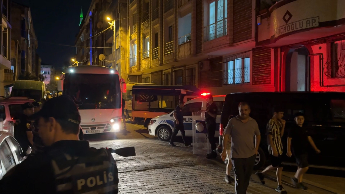 Esenyurt'ta çocukların hengamesine aileler dahil oldu. İki komşu aile ortasında