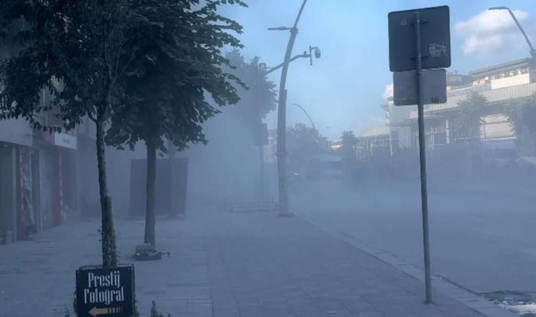 Zeytinburnu'nda  kentsel dönüşüm kapsamında gerçekleştirilen yıkım sırasında çökme meydana