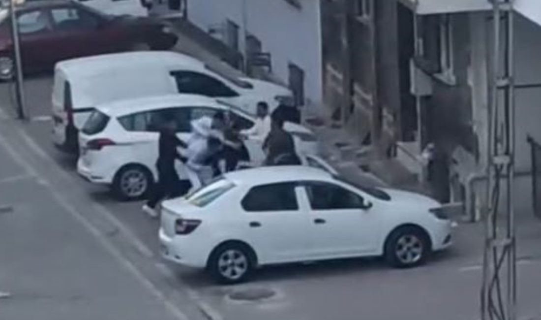 Esenyurt ilçesinde bir adam küfürlü konuşan şahısları uyarınca ortalık karıştı.