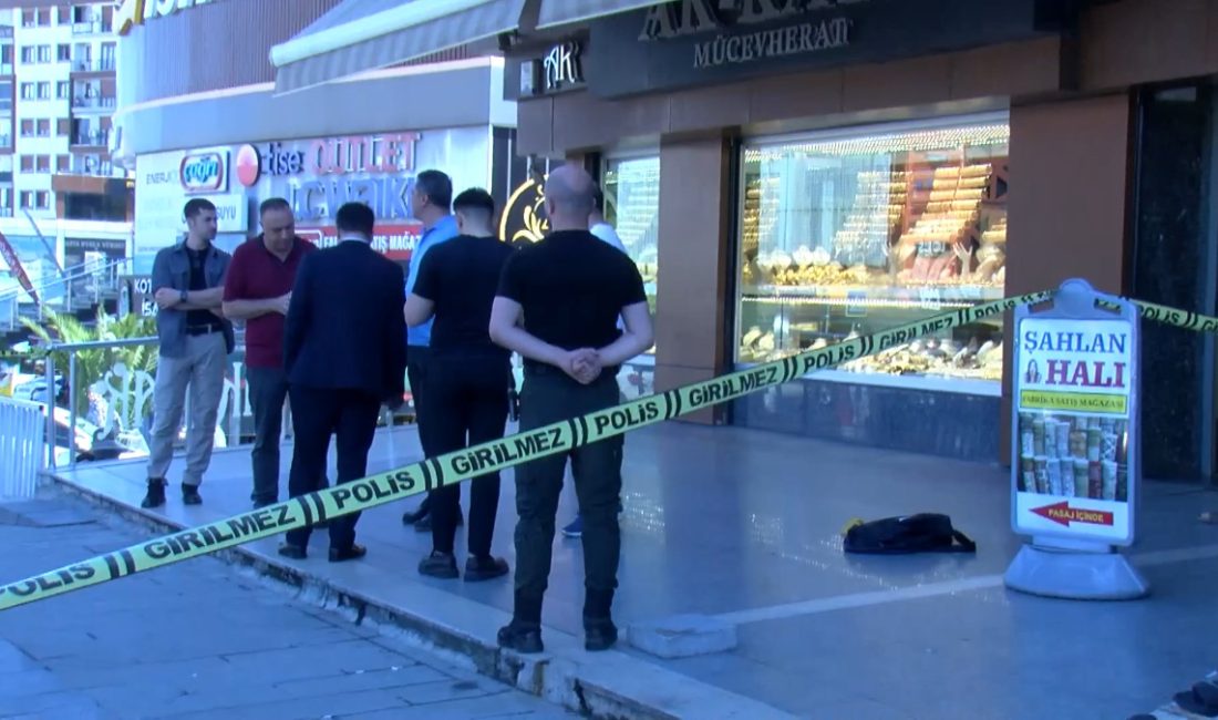 Ümraniye'de 5 kişi silahlı soygun teşebbüsünde bulundu. Kuyumcu ile şüpheliler