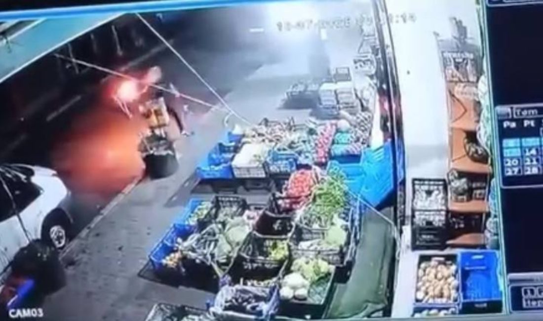Küçükçekmece ilçesinde maskeli kişi, yaktığı molotof kokteylini markete atarak kaçarken