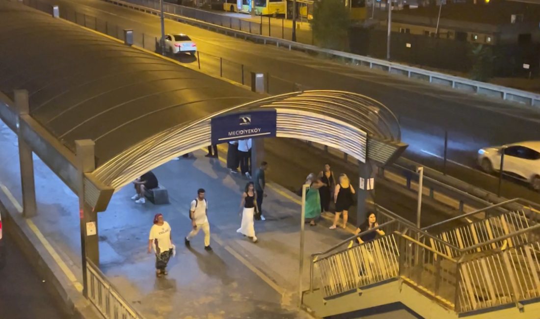 Mecidiyeköy metrobüs durağında yaşanan itişme sonucu başını beton tabana çarpan