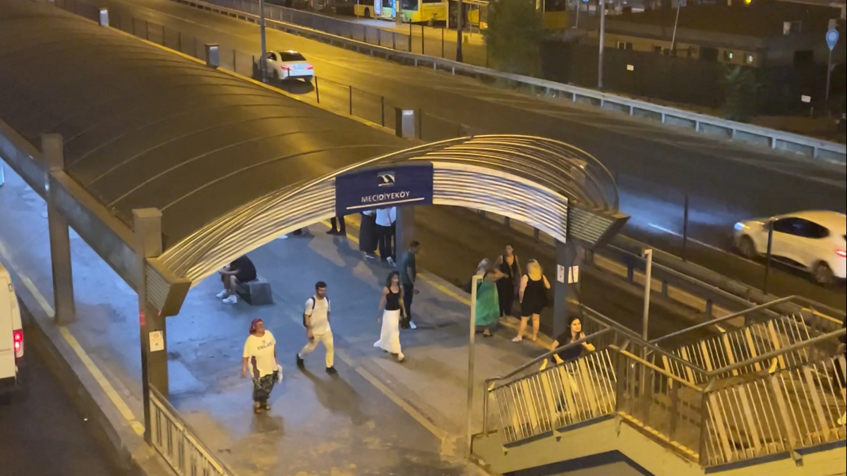 Mecidiyeköy metrobüs durağında yaşanan itişme sonucu başını beton tabana çarpan