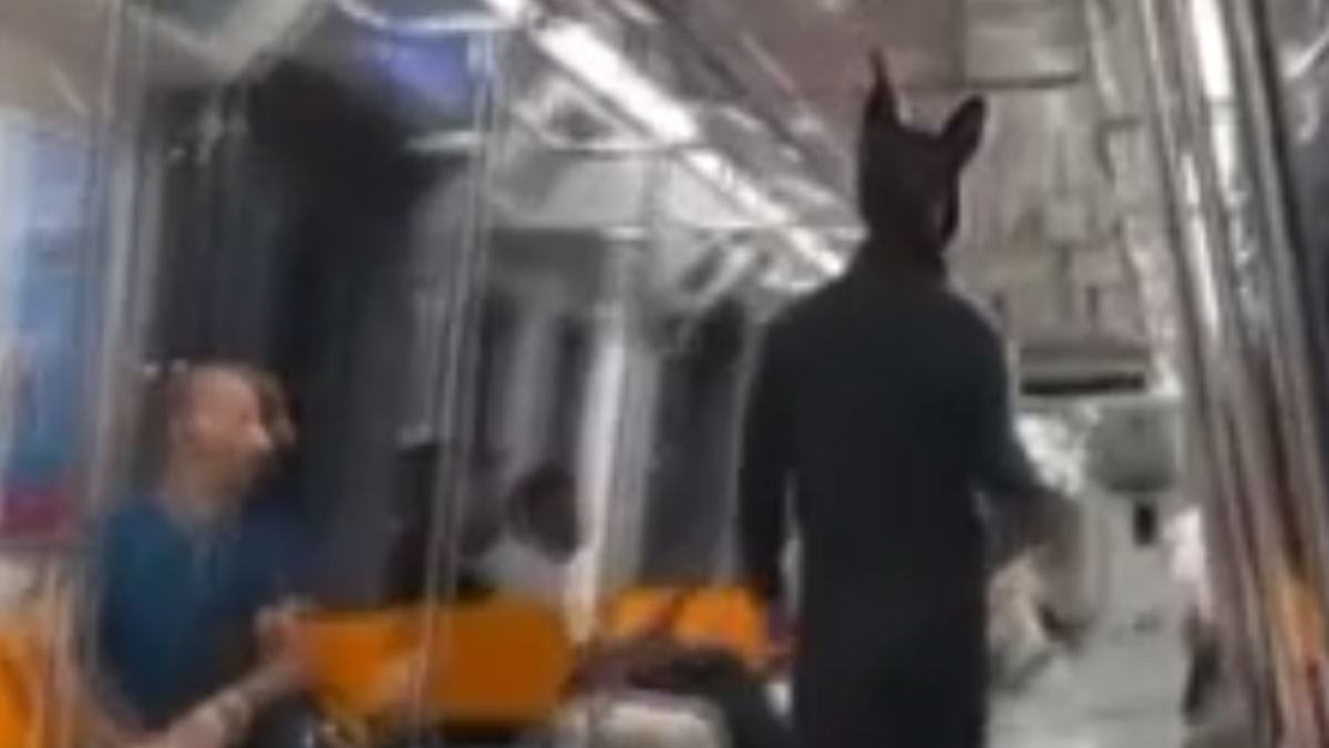 Sarıyer Hacıosman metrosunda tavşan kostümü giyip, elinde oyuncak tüfekle seyahat