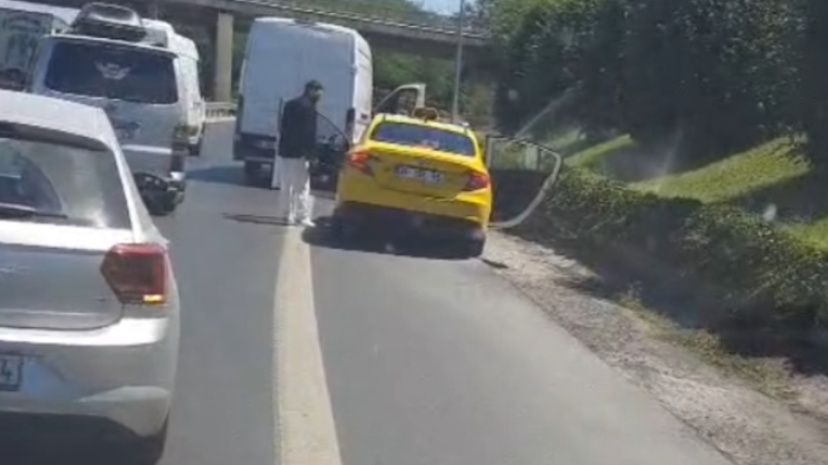 Esenler'de seyir halindeki minibüs sürücüsü aracından inip tartışma yaşadığı taksiciye