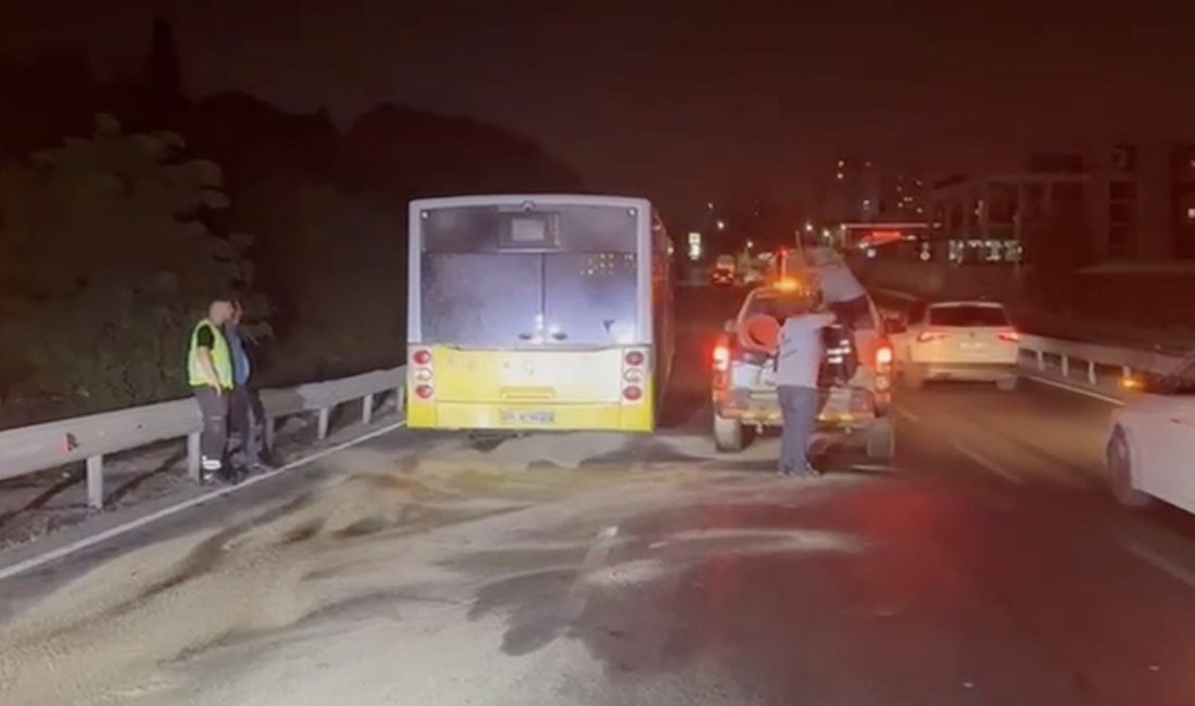 Küçükçekmece'de arızalanan İETT otobüsüne müdahale eden yol bakım emekçilerine arabanın