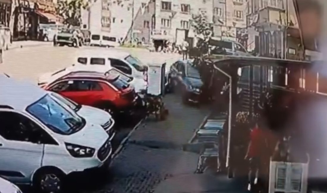 Eyüpsultan'da şoförünün direksiyon hakimiyetini kaybettiği araba, kaldırıma çıkarak evvel park
