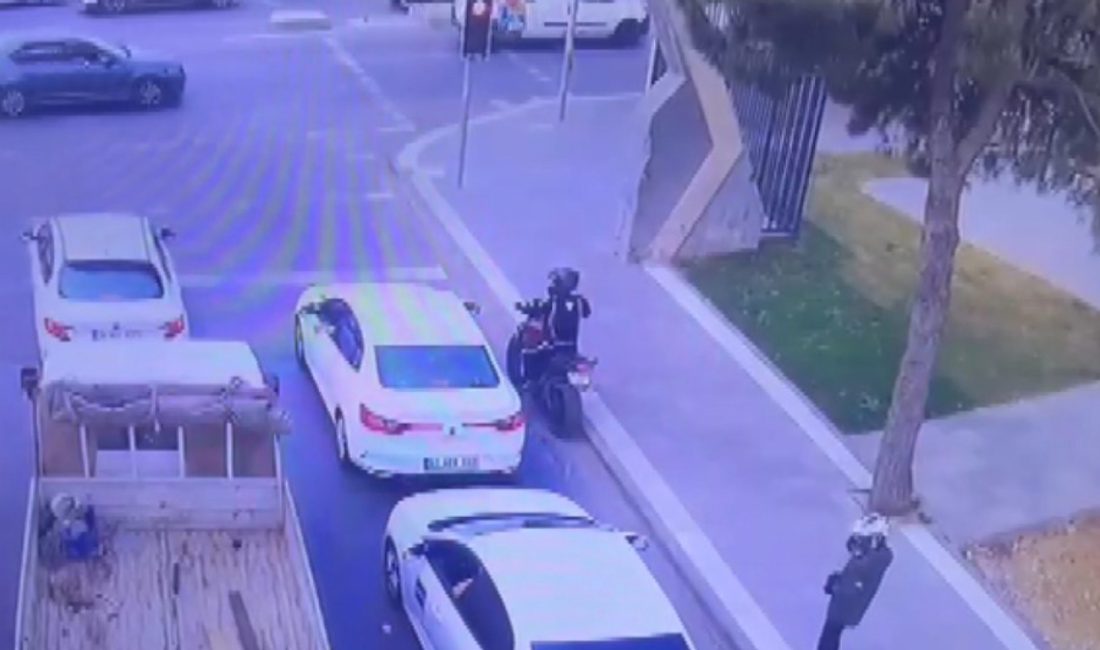 Ümraniye’de bankadan para çeken bir kişiyi motosikletle takip eden şüpheliler,