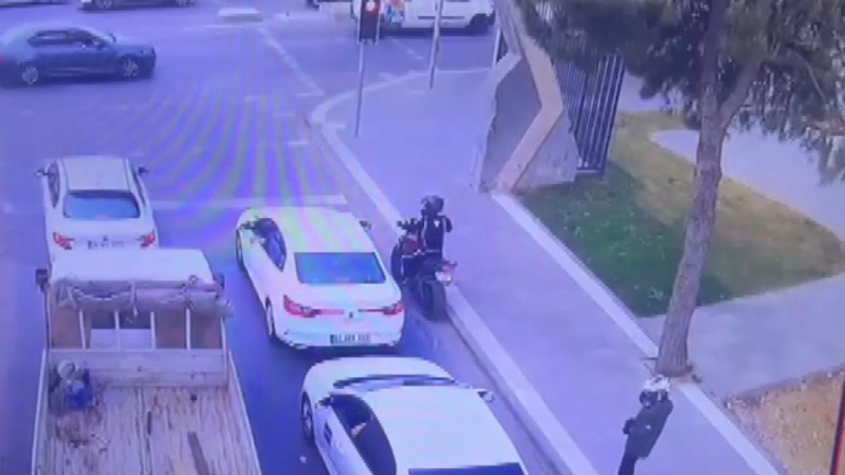 Ümraniye’de bankadan para çeken bir kişiyi motosikletle takip eden şüpheliler,