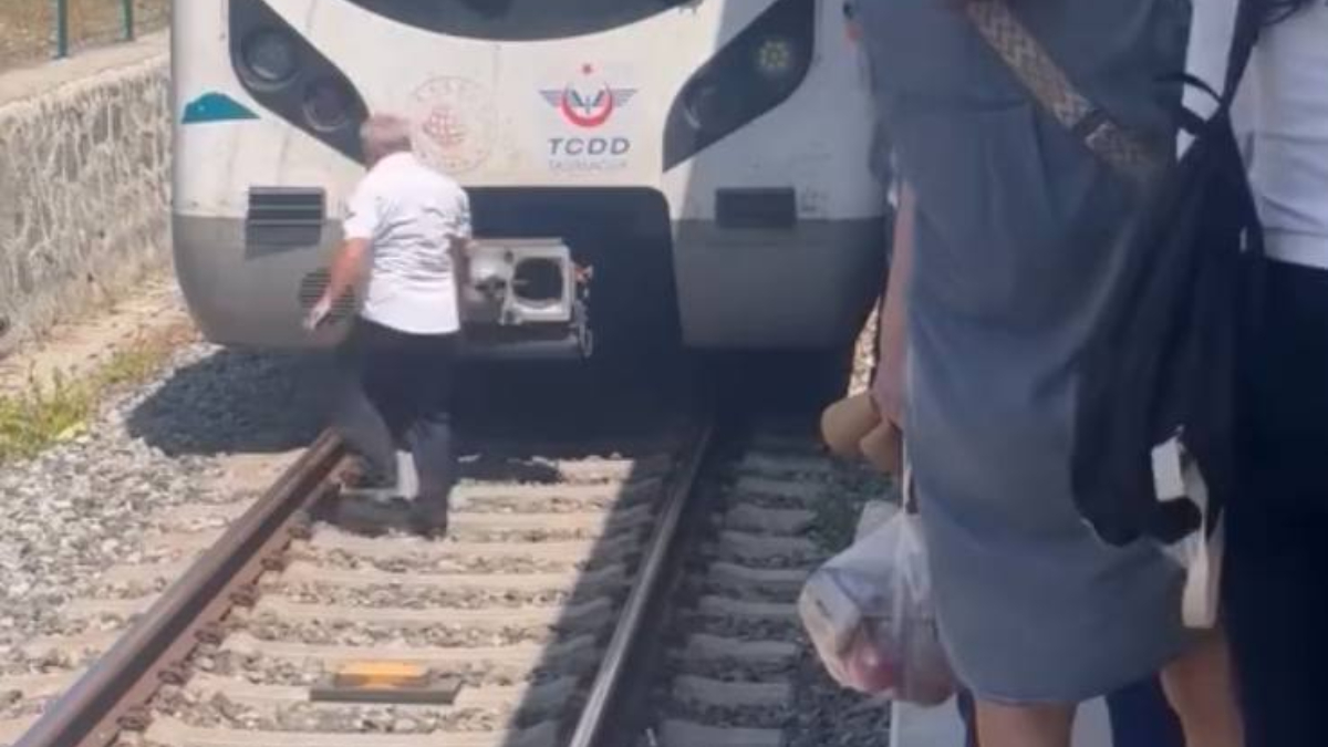 Bakırköy'de Marmaray durağında rayların üzerinde duran yavru kediyi fark eden
