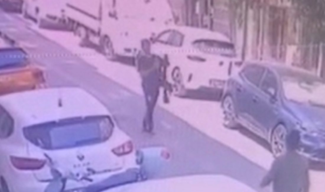 Zeytinburnu'nda sokakta tüfekle gezen kişi, polis gruplarınca gözaltına alındı. Polis