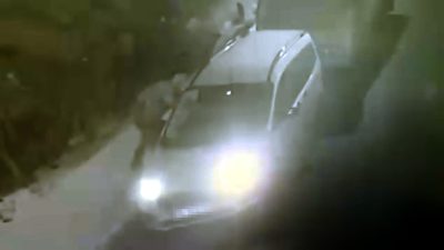 Avcılar'da park edilen arabadan şoförü inmek üzereyken yoldan geçen kişi,