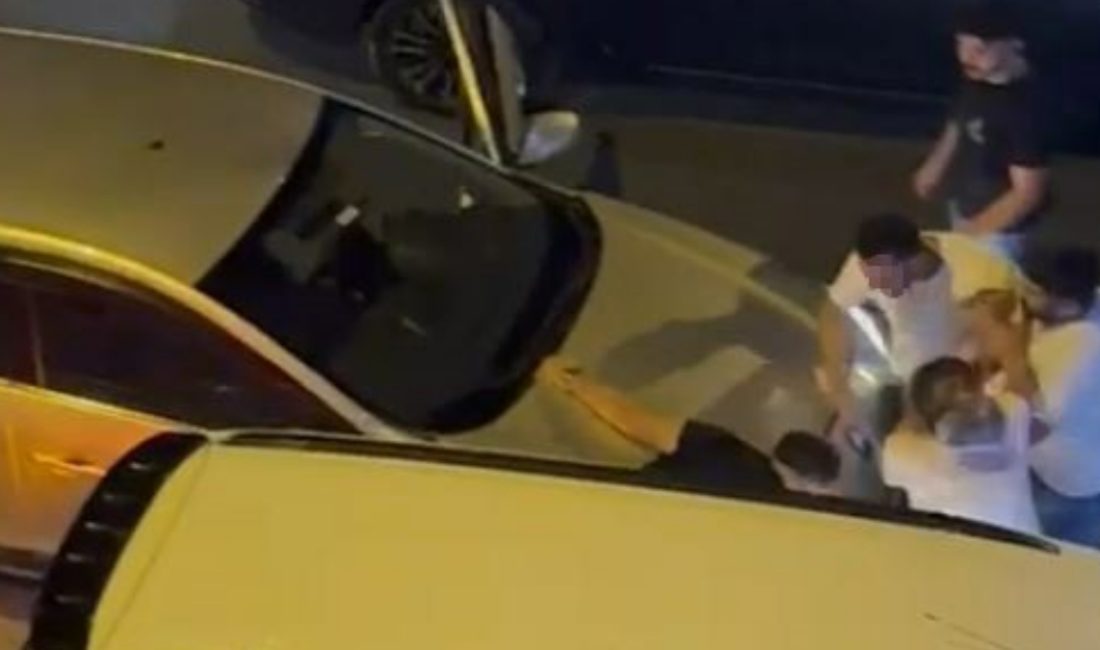 Esenyurt'ta bir araç şoförünün, trafikte küfür eden adamı iki araç