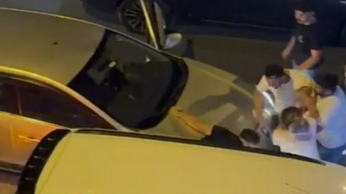 Esenyurt'ta bir araç şoförünün, trafikte küfür eden adamı iki araç