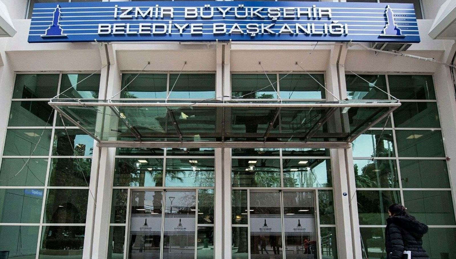 İzmir Büyükşehir Belediyesi iştiraki İZBETON'a yönelik operasyon kapsamında türlü cins ve