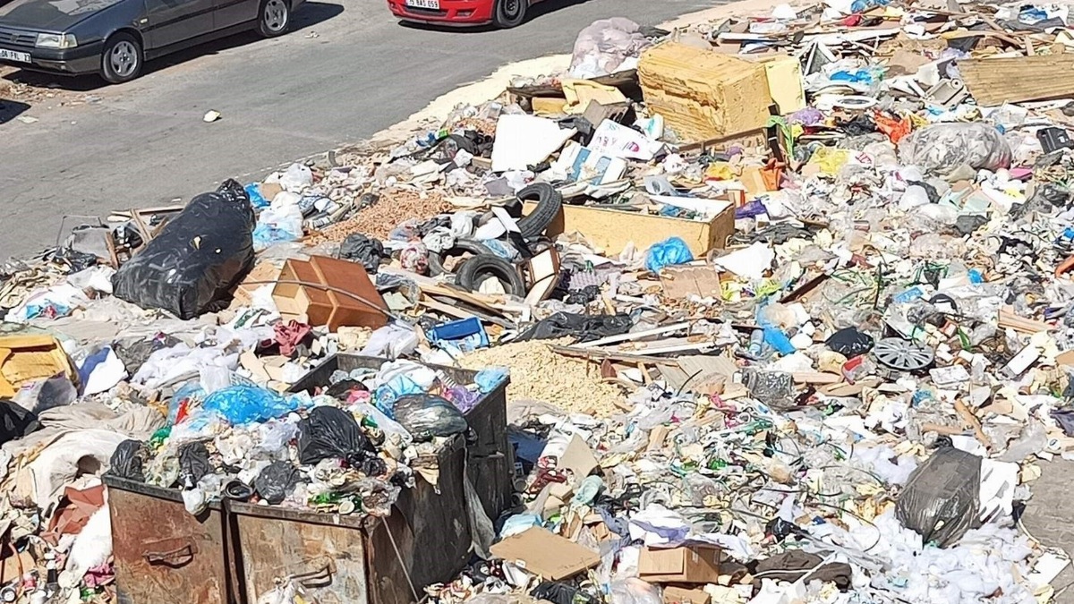 İzmir tekrar 'çöpleriyle' gündemde.... Yaklaşık bir haftadır orman yangınlarıyla uğraş