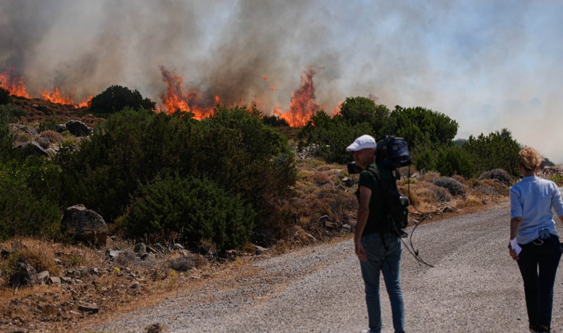 İzmir'in Çeşme ilçesinde dün tarım toprağında başlayan yangın, rüzgarın şiddetiyle