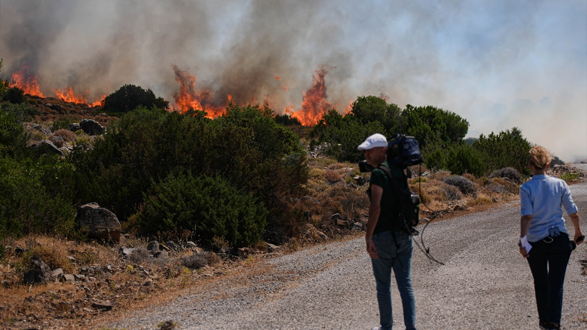 İzmir'in Çeşme ilçesinde dün tarım toprağında başlayan yangın, rüzgarın şiddetiyle