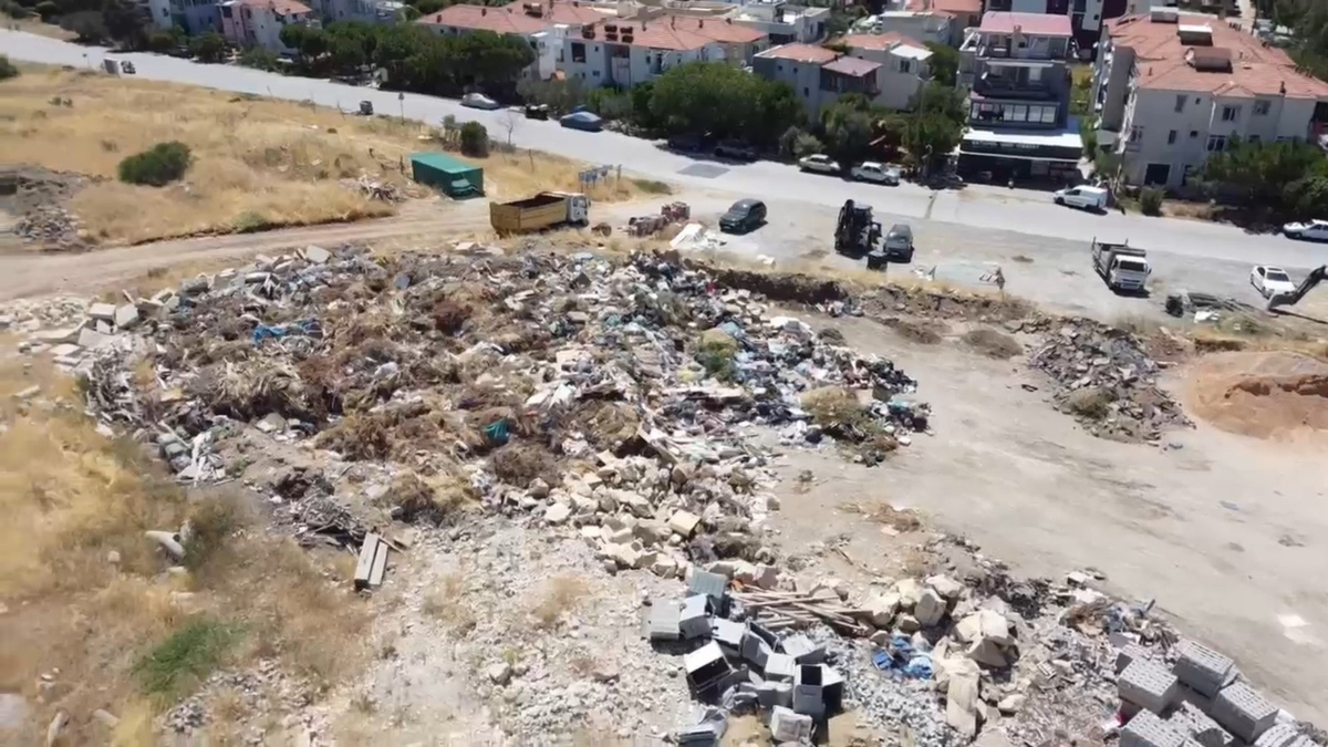 İzmir'in Foça ilçesinde, Oruç Reis Caddesi üzerindeki boş toprağa belediye