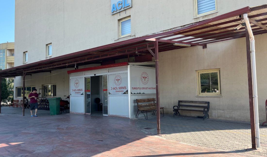 Kemalpaşa ilçesinde bir seramik fabrikasında yedikleri akşam yemeği sonrası rahatsızlanan
