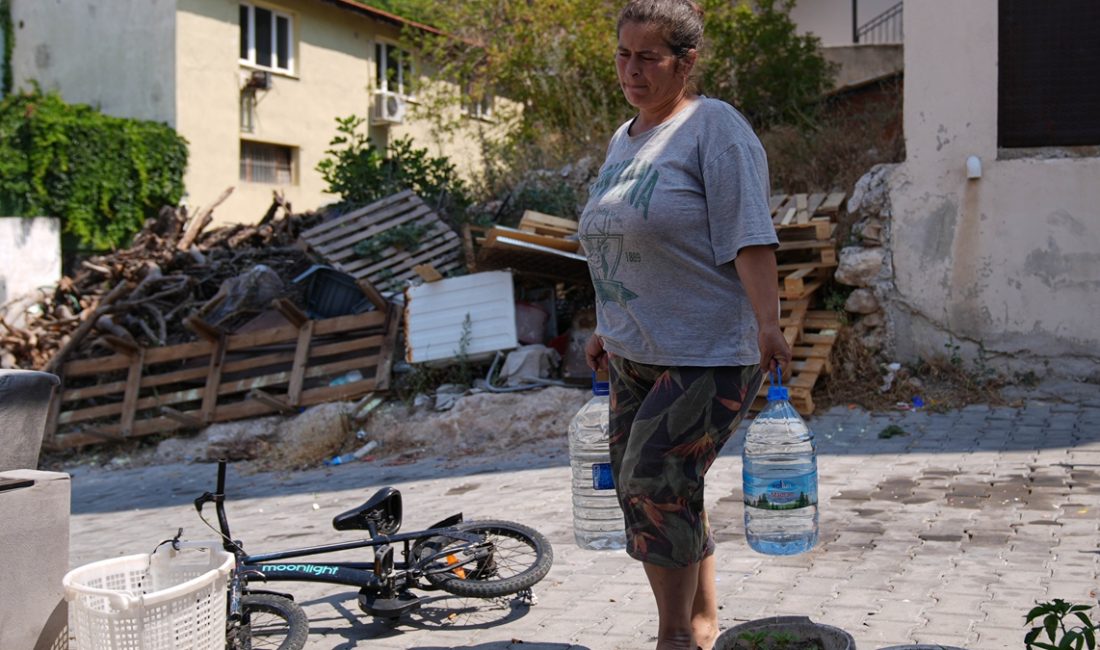 Bornova ilçesinde, günlerdir su kesintisinin yaşandığı ve ekiplerce tankerlerle destek