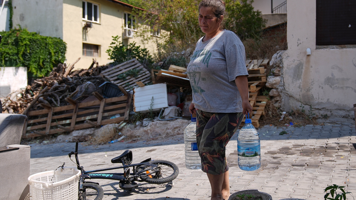 Bornova ilçesinde, günlerdir su kesintisinin yaşandığı ve ekiplerce tankerlerle destek