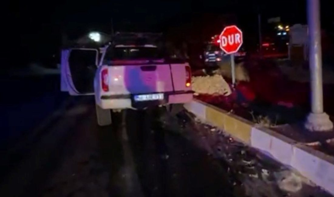 İzmir'in Foça ilçesinde, kamyonet ile hafif ticari aracın kavşakta çarpıştığı