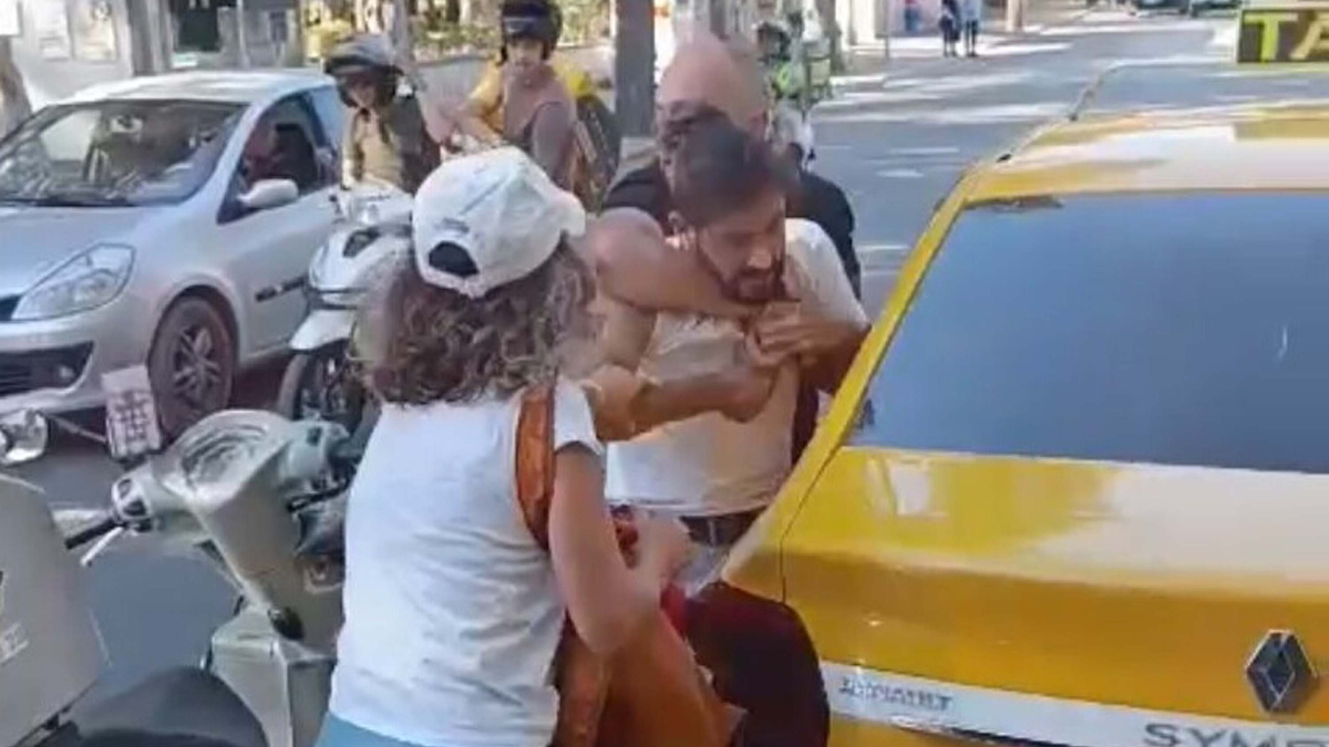 Bornova ilçesinde motosikletli kurye ile taksi sürücüsü ortasında çıkan kasklı,