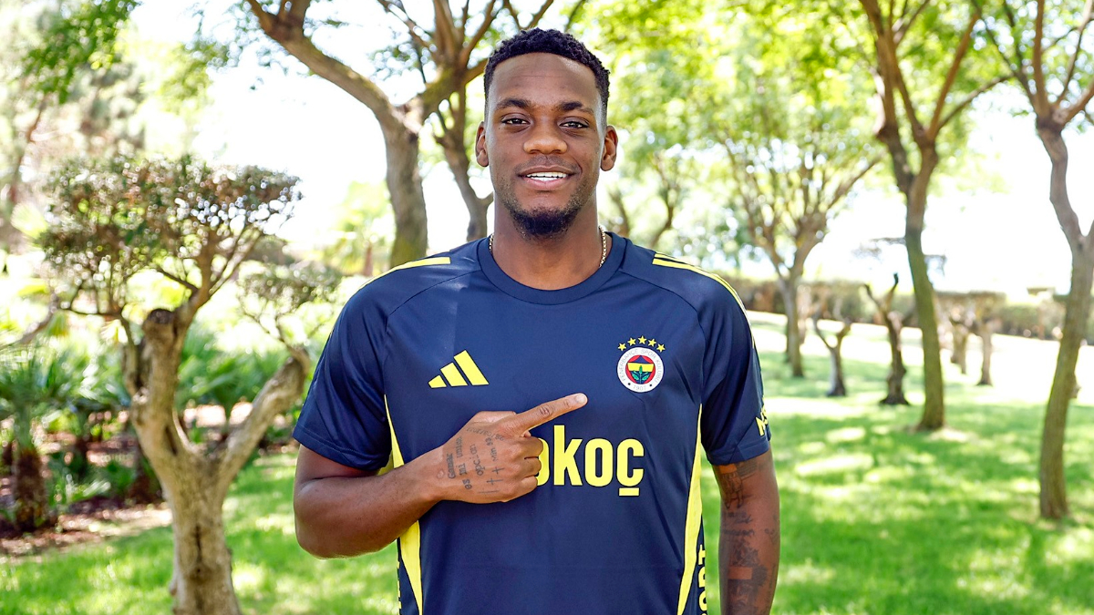 Fenerbahçe'nin yeni santrforu Jhon Duran, kendisine gösterilen sevgiye karşılık vermek