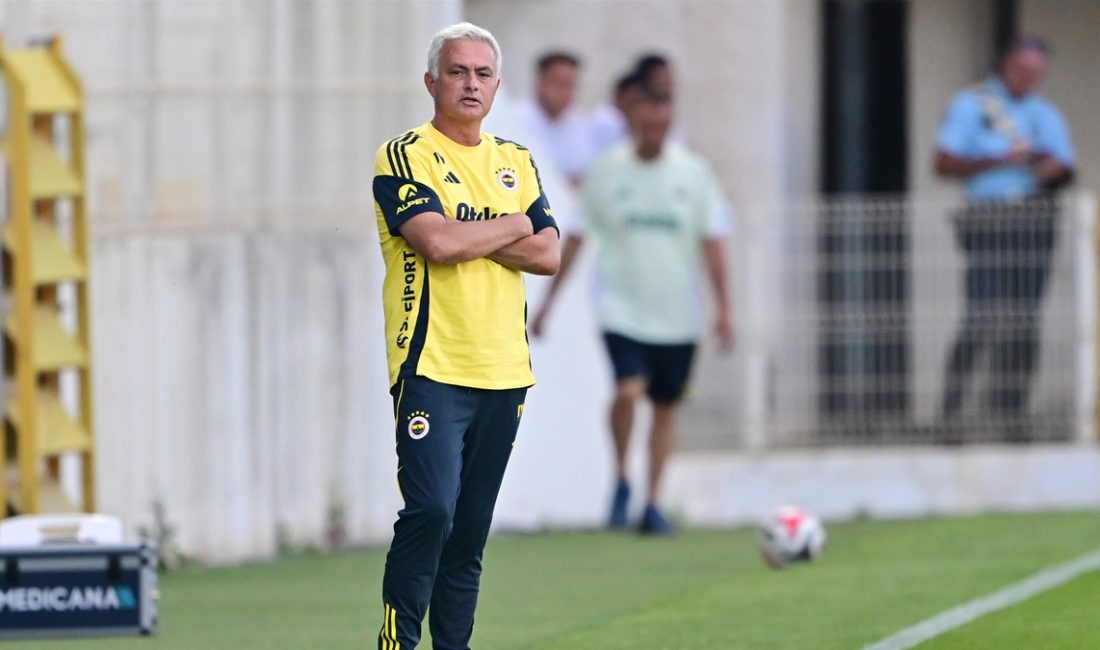 Fenerbahçe Teknik Yöneticisi Jose Mourinho, hazırlık maçında Portimonense 'ye karşı