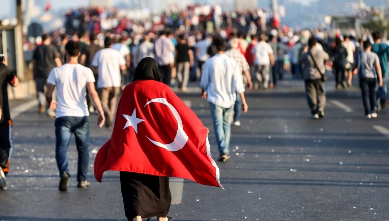 Kabine üyeleri toplumsal medya hesaplarından 15 Temmuz Demokrasi ve Ulusal