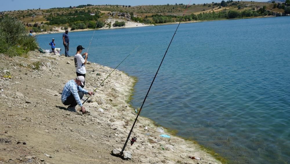 Kastamonu'da bir barajda bulunan somon çiftliğinin kafesi yırtıldı. Binlerce balığın