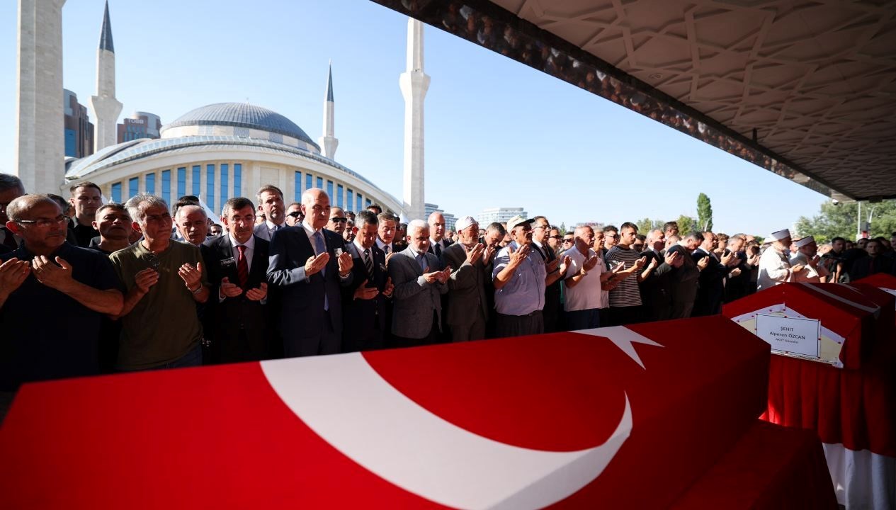 Eskişehir'in Seyitgazi ilçesinde çıkıp Afyonkarahisar sonunu geçen orman yangınına müdahale