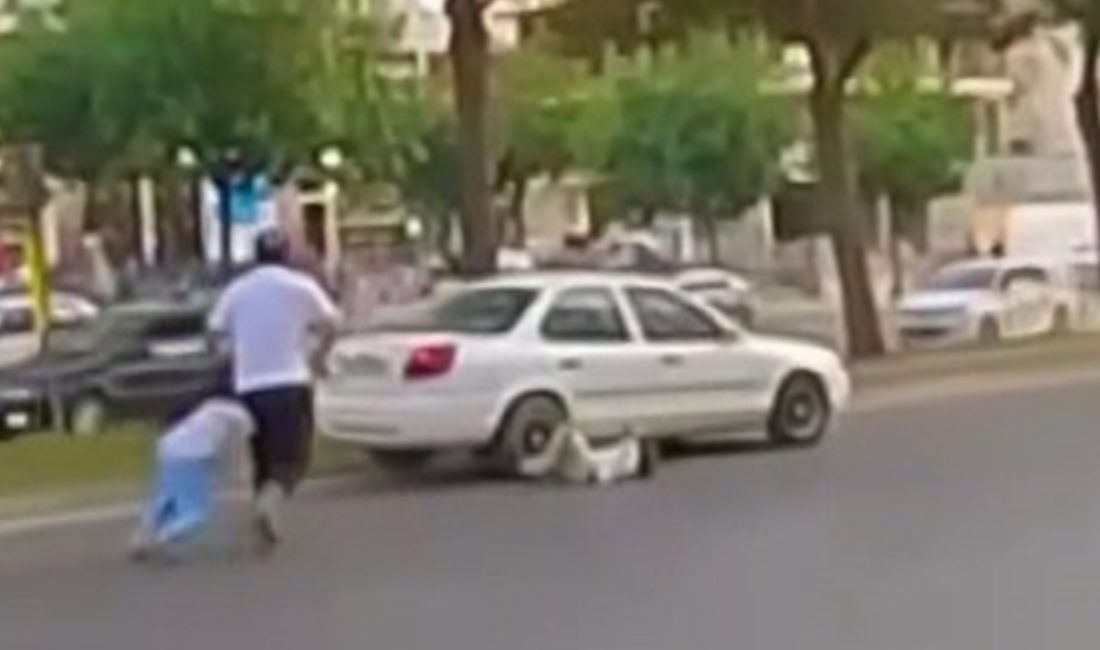 Kahramanmaraş'ta babalarıyla birlikte yolun karşısına geçen 2 çocuğa arabanın çarptığı