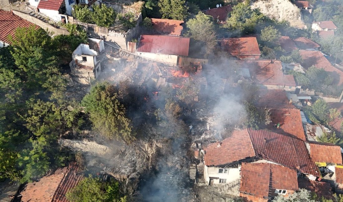 Karabük’te otluk alanda çıkan yangın, rüzgarın tesiriyle büyüdü. Alevlerin ortasında