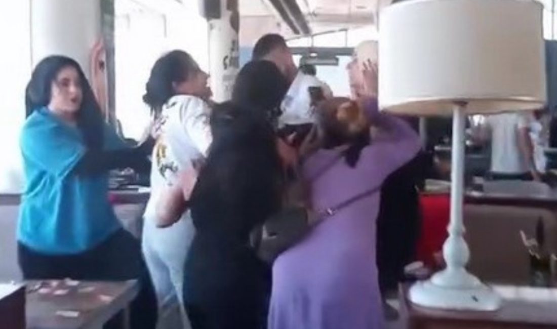 Karabük'teki bir alışveriş merkezinin kafesinde, ortalarında hasımlık bulunan iki küme