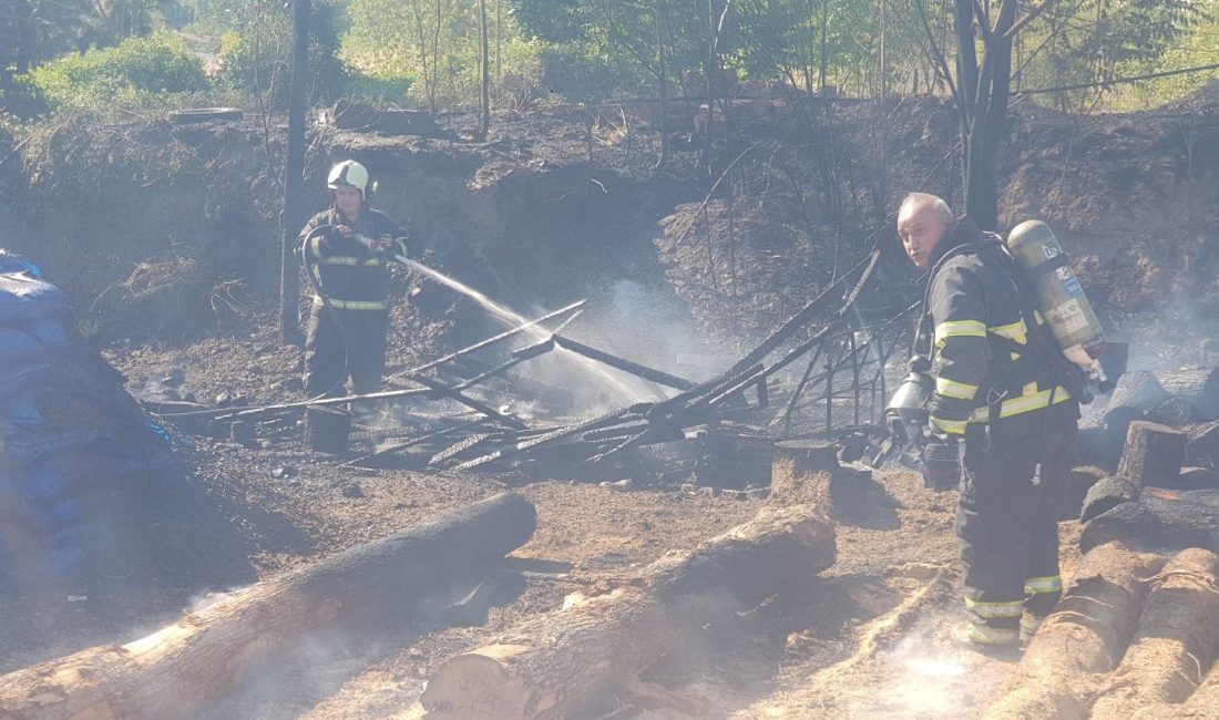 Karabük'te kömür ve odun satışı yapılan bir iş yerinin deposunda