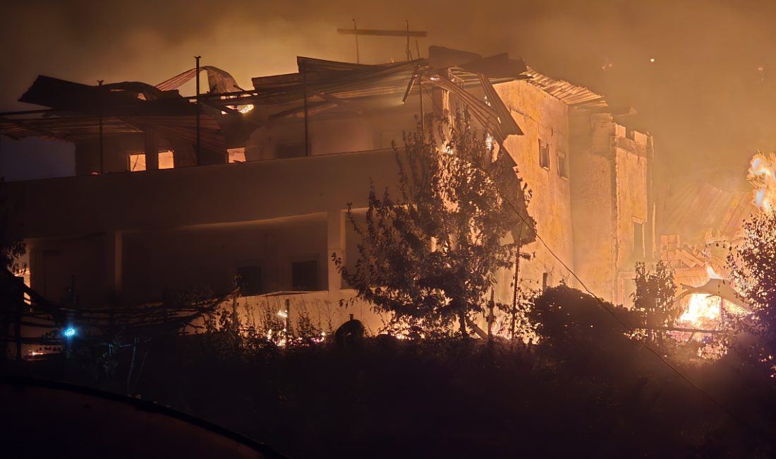 Safranbolu ilçesinde süratle yayılmaya devam eden orman yangınında 40 konut