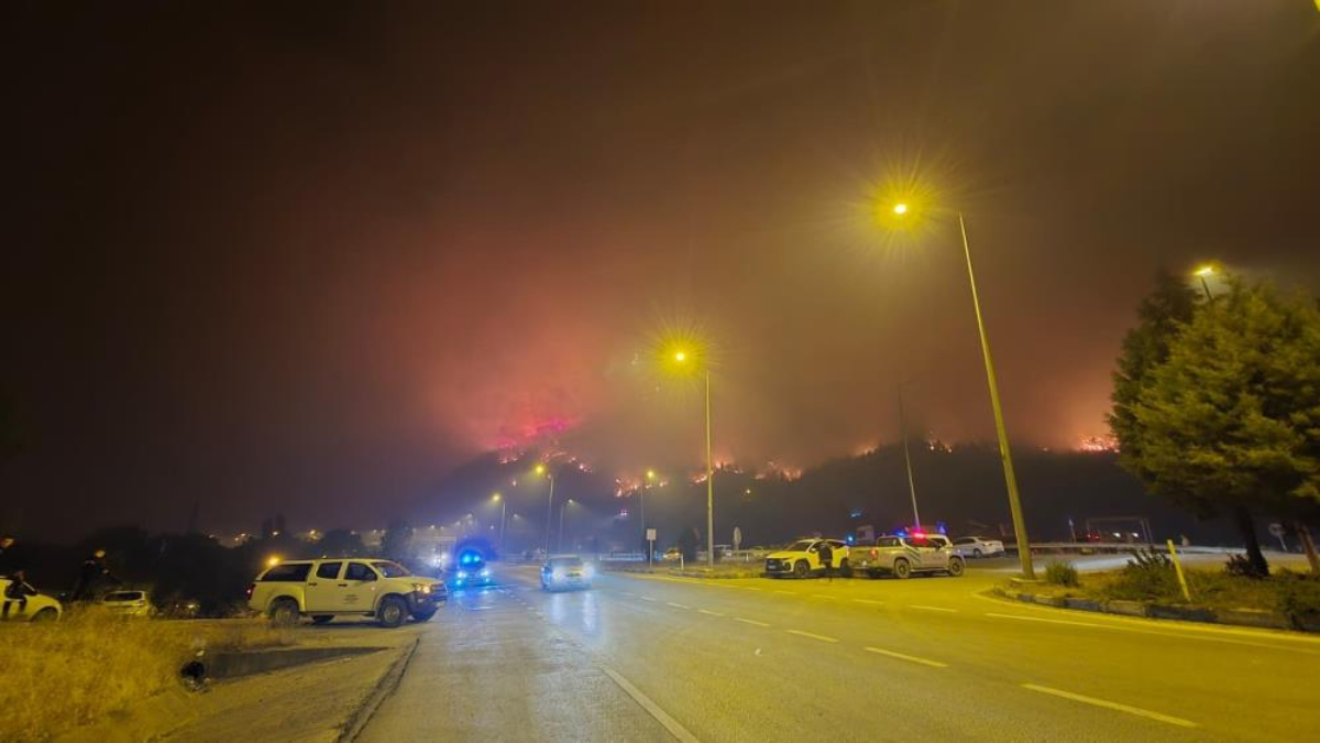 Karabük'te 4 gündür devam eden orman yangınının yaklaşması nedeniyle Karabük-Ankara