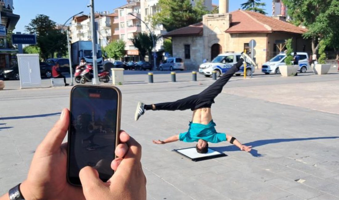 Kent merkezinde bir caddede “headspin” performansıyla dikkat çeken Özkan Yağmur,