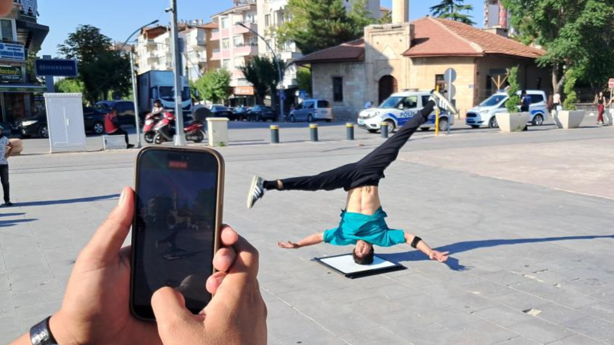 Kent merkezinde bir caddede “headspin” performansıyla dikkat çeken Özkan Yağmur,