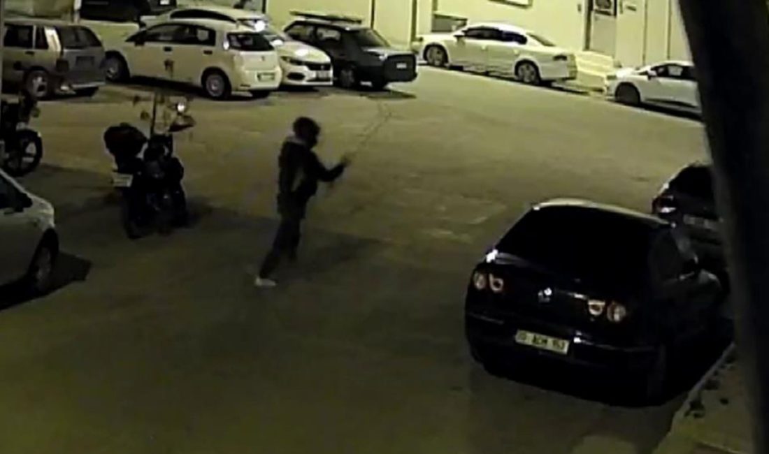 Karaman'da motosiklet kaskı takan saldırganın park halindeki arabanın far ve