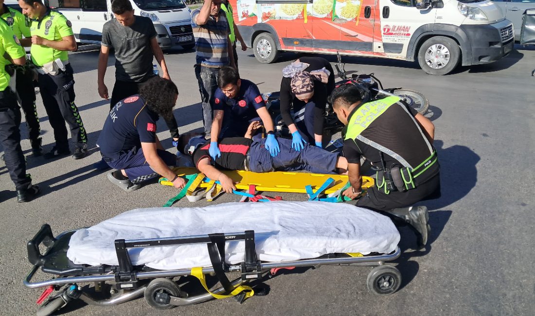 Karaman’da köprülü kavşakta araba ile çarpışan motosikletin şoförü yola savrularak