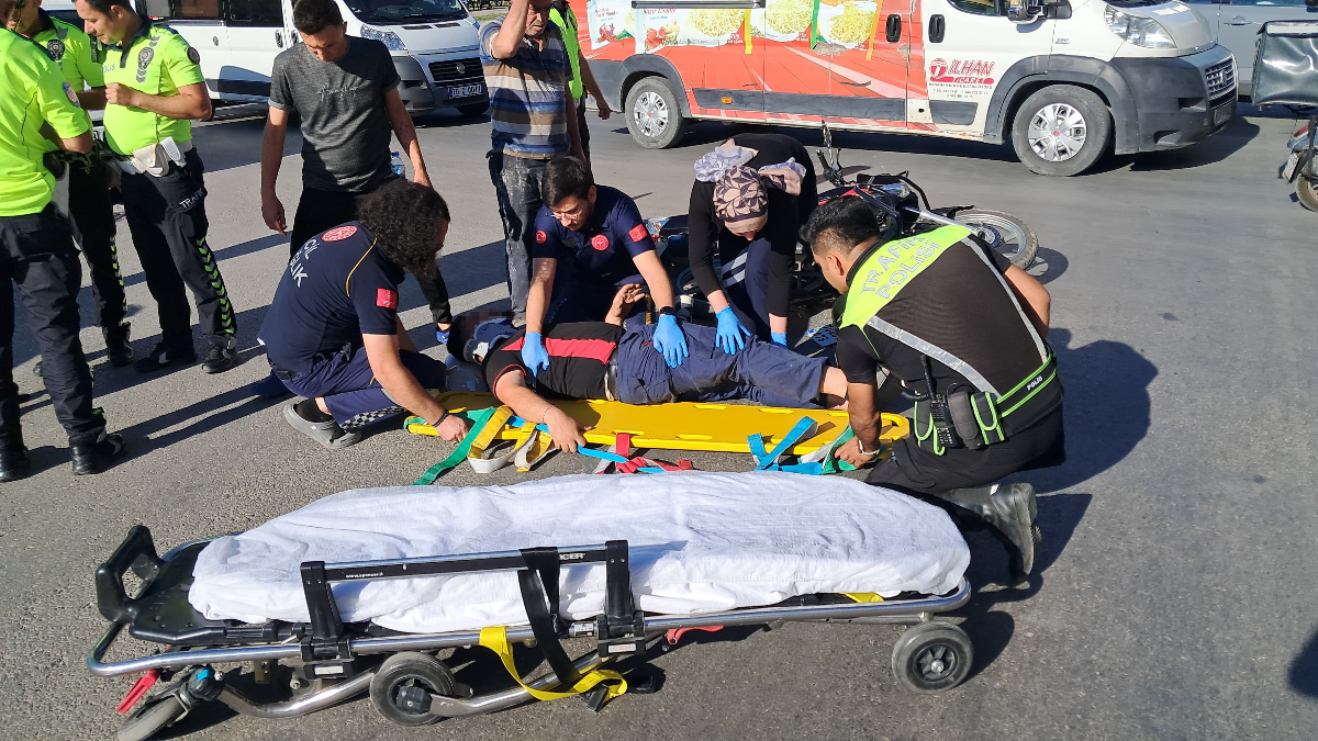 Karaman’da köprülü kavşakta araba ile çarpışan motosikletin şoförü yola savrularak