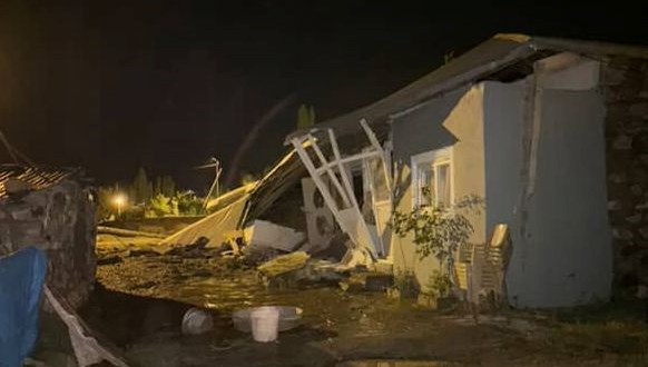 Kars'ın Kağızman ilçesinde, şiddetli sağanak hayatı olumsuz etkiledi. Köylerde sağanak