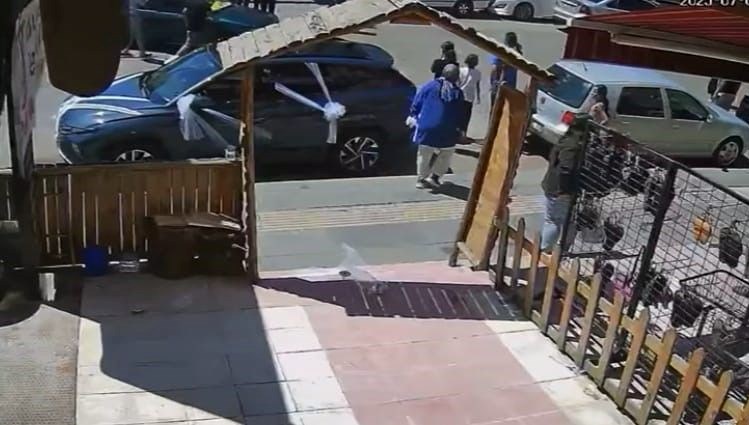 Ankara'nın Mamak ilçesinde yolun karşısına geçerken anne ve çocuğuna otomobil