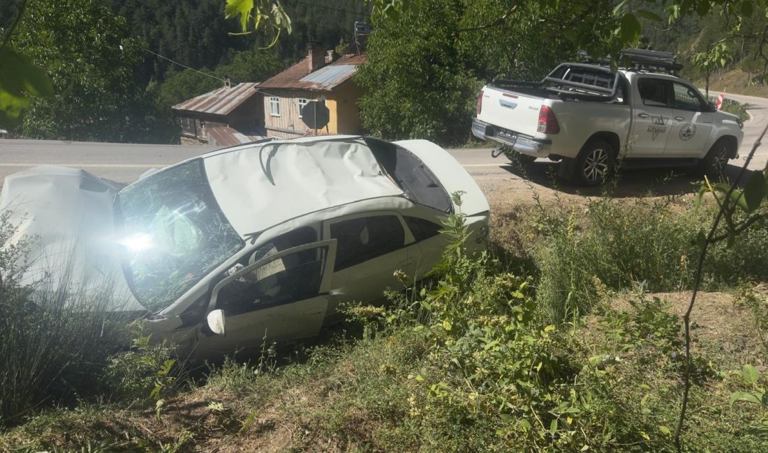 Kastamonu’nun Azdavay ilçesinde virajı alamayan araba, yoldan çıkarak şarampolde takla