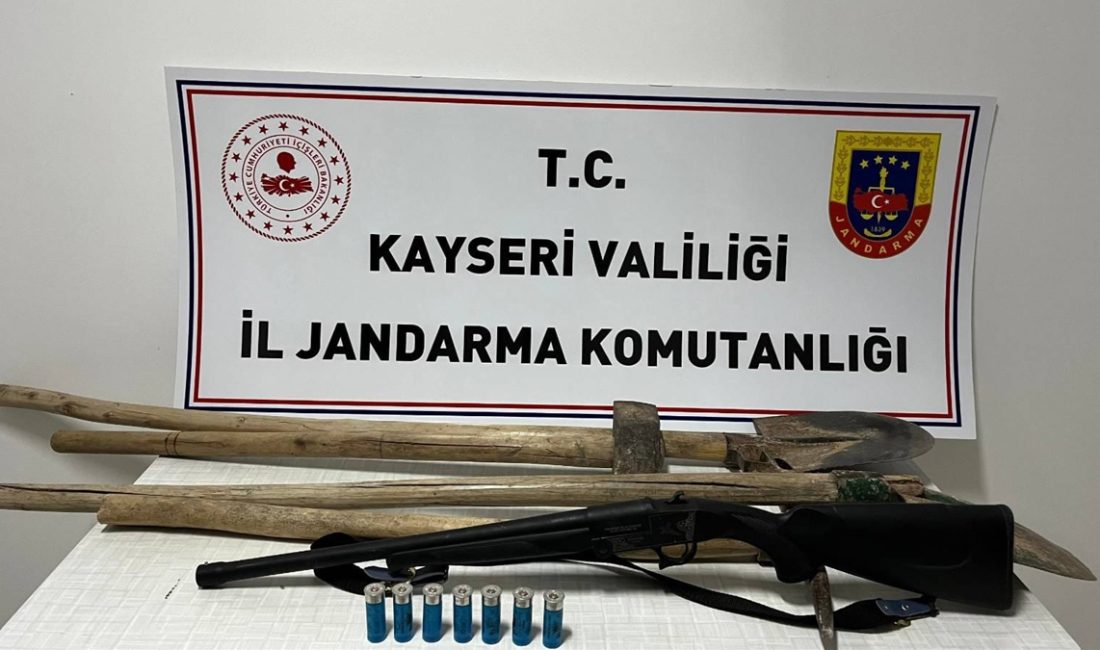 Akkışla ilçesinde kaçak hafriyat yapan 2 kuşkulu, jandarma tarafından suçüstü